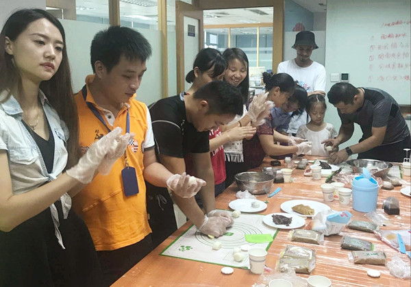 月餅DIY中秋主題活動，我們在一起